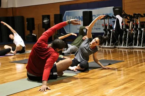 Ludzie ćwiczą jogę, wykonując pozycję Tadasana.