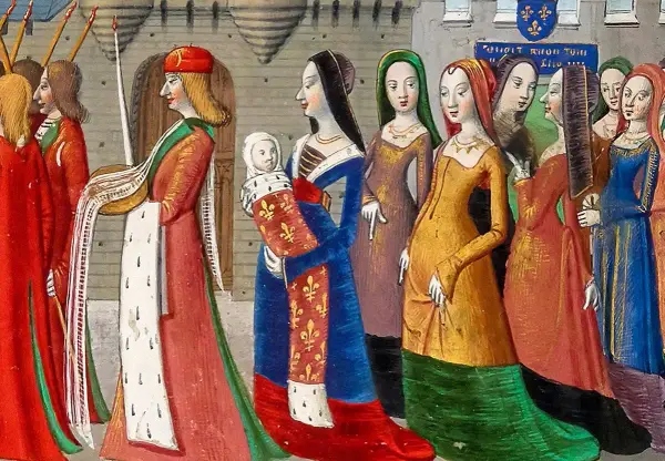 En procession från medeltiden år. En man med röd mössa bär en baby i en blå dräkt med gyllene liljor. Kvinnor i färggranna kläder följer.