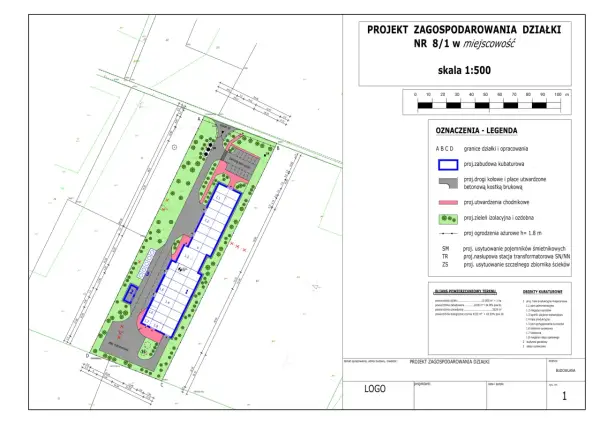 Projekt zagospodarowania terenu z zaznaczonymi budynkami, parkingiem, drogami i zielenią. Skala 1:500.