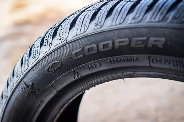 Opona Cooper z oznaczeniami 225/55R18, M+S i symbolem płatka śniegu.