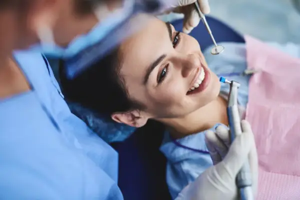 NFZ dentysta: Co za darmo? Pełna lista zabiegów i Twoje prawa!