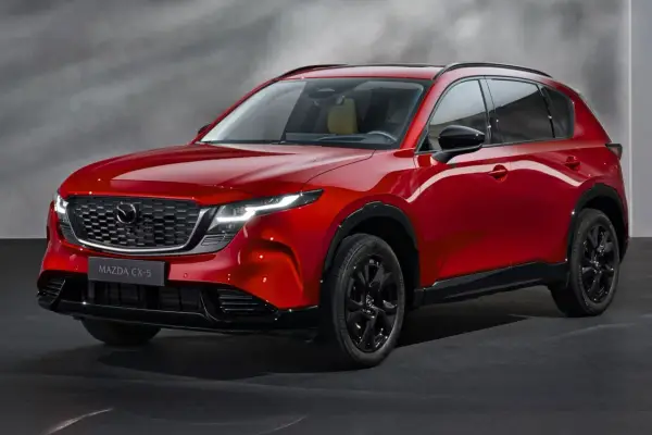 Czerwony Mazda CX-5, jeden z wielu stylowych japońskich samochodów, prezentuje się elegancko na ciemnym tle.