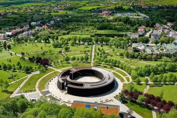 Widok z lotu ptaka na park i tężnię solankową w Busku-Zdroju. W oddali widać zabudowania i zielone wzgórza. Sanatoria w Busku-Zdroju oferują relaks i zdrowie.