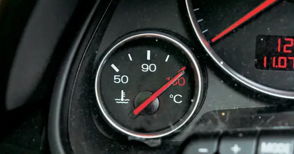 Wskaźnik pokazuje temperaturę płynu chłodniczego na poziomie 90°C.