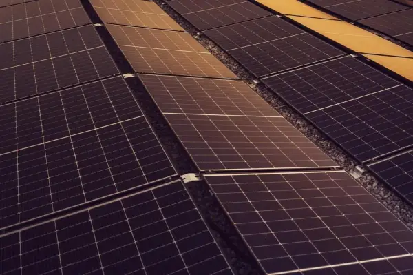 Ile zarabia OZE? Przegląd pensji w branży energii odnawialnej