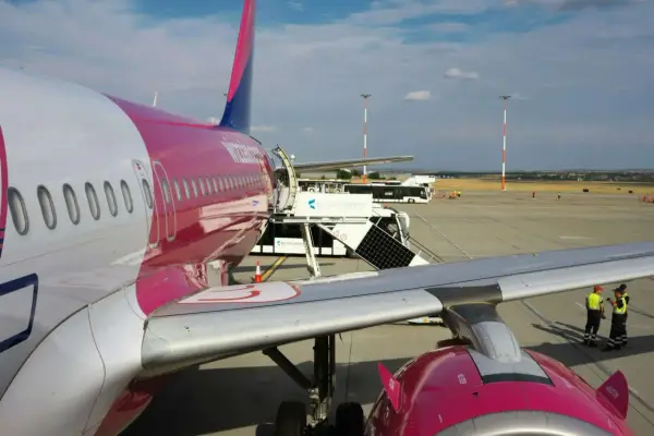 Samolot Wizz Air na płycie lotniska. Zastanawiasz się, co można zabrać do samolotu Wizzair? Sprawdź zasady przewoźnika przed podróżą.