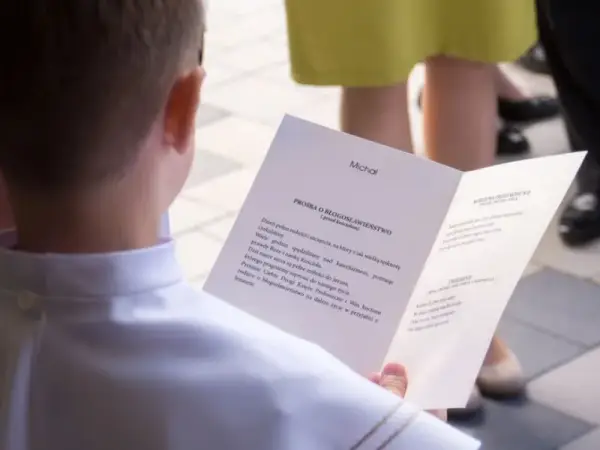 Co się życzy dziecku na komunię? Najpiękniejsze życzenia i inspiracje