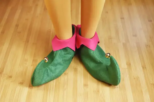 Zielone buty elfa z różowymi wykończeniami i dzwoneczkami. Idealne, by dowiedzieć się, jak zrobić strój elfa.
