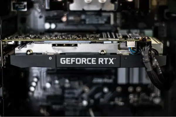 Carte graphique GeForce RTX installée dans un ordinateur.