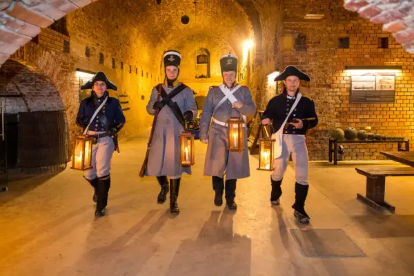 Czterech rekonstruktorów w historycznych strojach wojskowych, niosących latarnie, przemierza ceglane podziemia. To jedne z wielu atrakcji Srebrnej Góry.