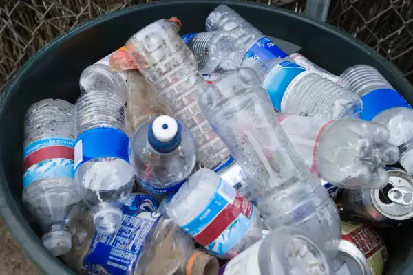 Plastikowe butelki w koszu mogą stać się "granatami" w piwnicy. Unikaj wybuchania butelek, nie przechowując ich w cieple i słońcu.