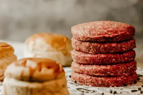 Jak długo smażyć burger wołowy, aby był idealnie soczysty?