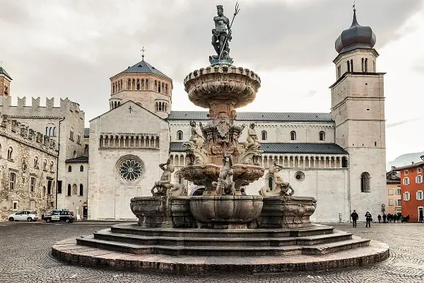 Fontana del Nettuno e Duomo di Trento, un'ottima introduzione per cosa vedere a Trento in un giorno.