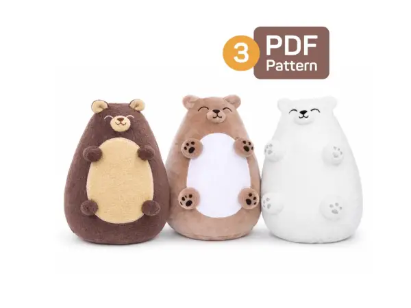 Trzy pluszowe misie w różnych kolorach. Obok nich widoczny napis "3 PDF Pattern", sugerujący wykrój misia do uszycia.