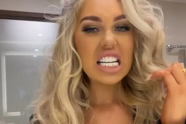 Kobieta z blond włosami prezentuje swoje idealne, białe tureckie zęby, uśmiechając się szeroko.