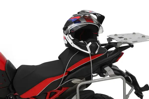 Casco da moto fissato alla sella con cavo, un modo pratico per sapere come legare casco alla moto.