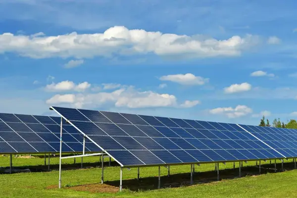 Magazynowanie energii z fotowoltaiki: jak zwiększyć oszczędności i niezależność