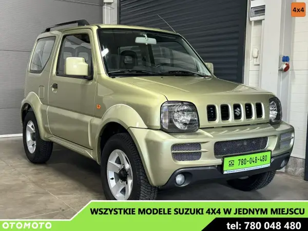 Złoty Suzuki Jimny 4x4 stoi w garażu. Idealny do terenu, ten kompaktowy SUV czeka na przygodę.