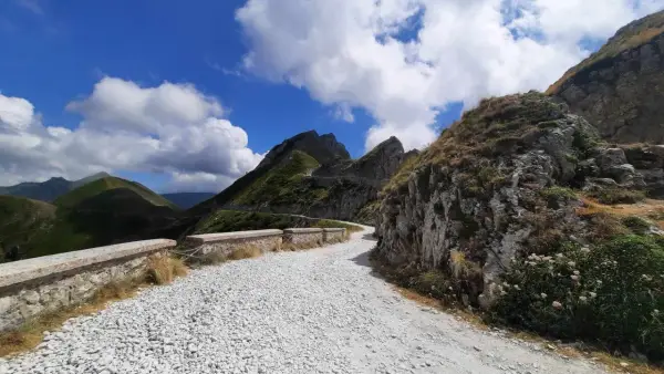 Strade panoramiche Liguria in moto: un percorso tortuoso tra montagne verdi e cielo azzurro, ideale per un'avventura su due ruote.