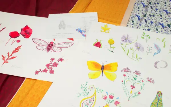 Croquis de motifs provençaux : coquelicots, cigale, papillon, grenade, fleurs et feuilles.
