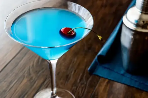 Przepis na drink Blue Moon – klasyczny koktajl pełen smaku