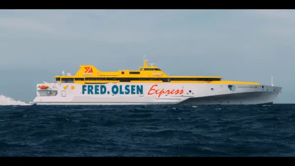 Prom Fred. Olsen Express płynie po oceanie, łącząc Teneryfę z Gran Canarią.