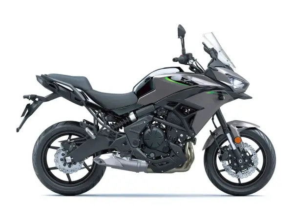 Szary motocykl turystyczny Kawasaki Versys 650. Sprawdź kawasaki versys 650 dane techniczne i przygotuj się na przygodę.
