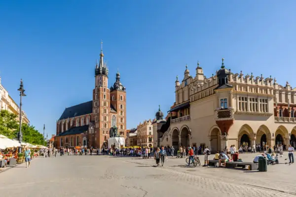 Spacer po Rynku Głównym w Krakowie, z Bazyliką Mariacką i Sukiennicami. Idealne miejsce na weekend w Krakowie.