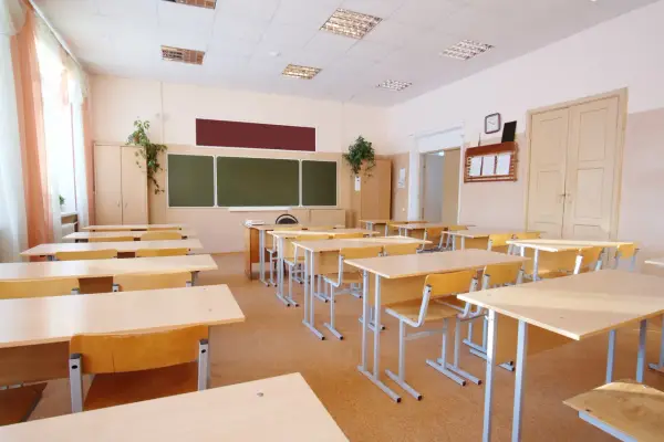 Puste ławki i krzesła w sali lekcyjnej. Wygląda jakby odwołane lekcje w szkołach 2026 sprawiły, że uczniowie zostali w domu.