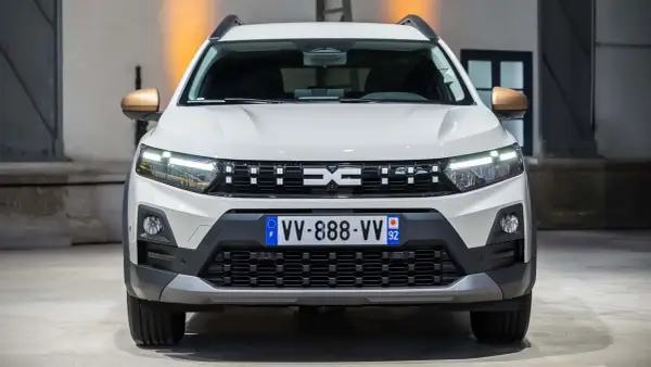 Nowy samochód Dacia z charakterystycznym grillem i światłami LED.