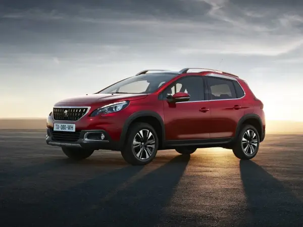 Czerwony Peugeot 2008 na tle zachodzącego słońca. Sprawdź jego wymiary i możliwości.