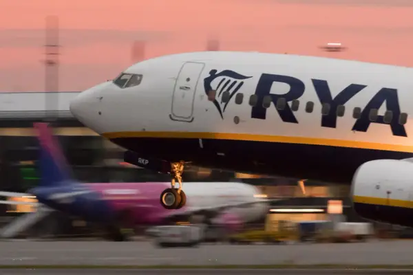 Samolot Ryanair startuje. Zastanawiasz się, ile kosztuje duży bagaż Ryanair? Sprawdź ceny przed podróżą!