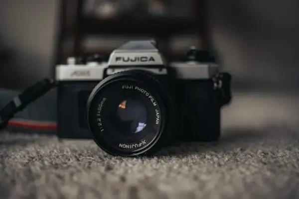 Klasyczny aparat Fujica ADM, świadectwo historii aparatu fotograficznego, z obiektywem X-Fujinon.