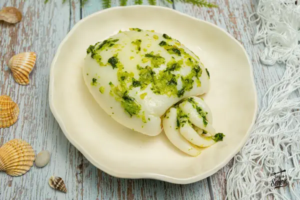 Deliciosa sepia al horno, tierna y jugosa, con un toque de hierbas frescas. Un plato que evoca el mar.