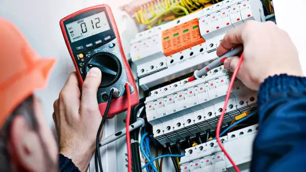 Jak zostać elektrykiem – Od szkoły do uprawnień G1.