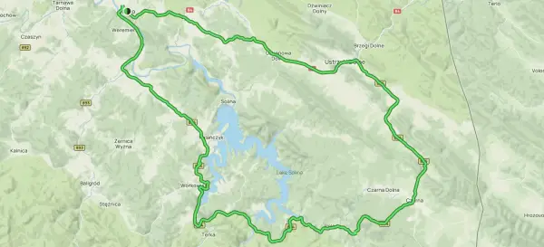 Mapa z zaznaczoną zieloną trasą wokół Jeziora Solina. To mała pętla bieszczadzka trasa, która prowadzi przez malownicze tereny.