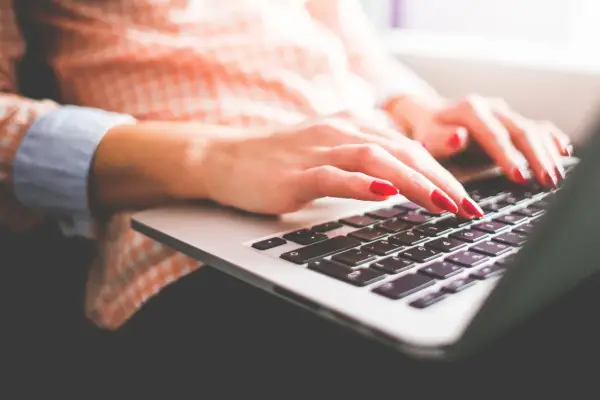 Copywriter praca - Jak zacząć i ile zarabiać w Polsce?