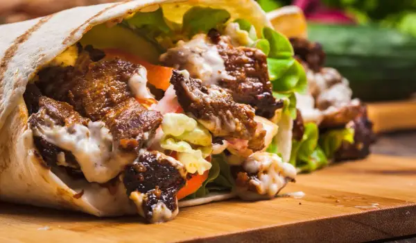Pyszny kebab w cieście przepis, który zaskoczy Twoich gości