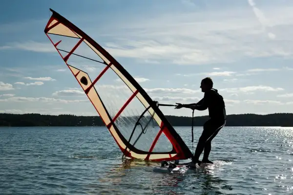 Jak dobrać deskę do windsurfingu, aby uniknąć błędów początkujących