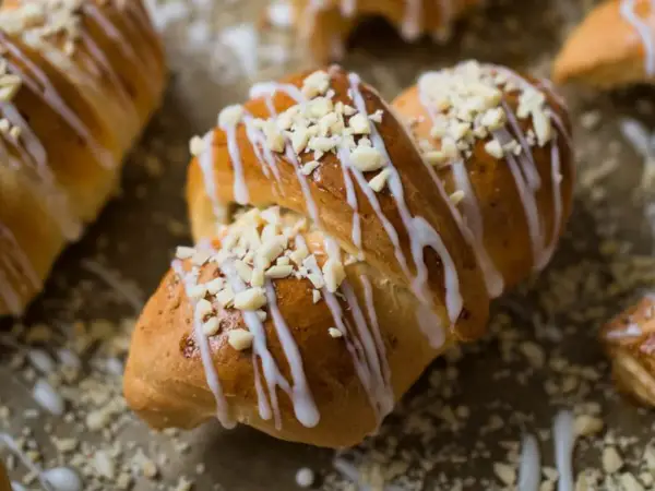 Rogale marcińskie - przepis na idealne ciasto drożdżowe krok po kroku