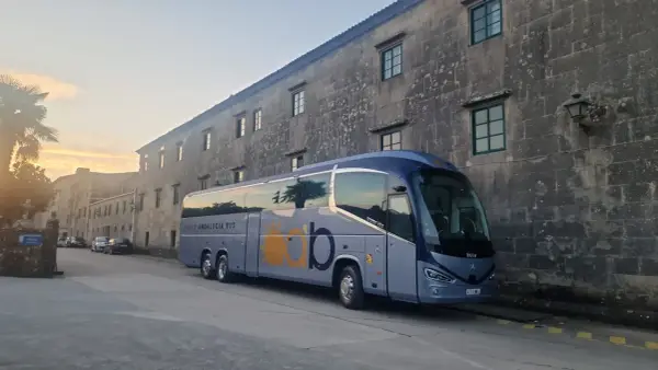 Autobús de Auto Andalucía Bus listo para circuitos por España para mayores de 55 años.