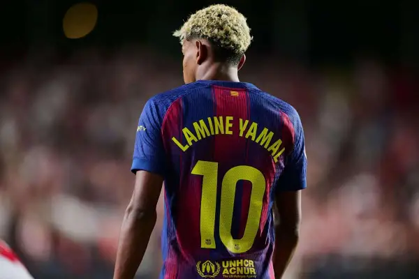 Piłkarz Lamine Yamal w koszulce FC Barcelony z numerem 10.