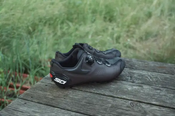 Czarne buty rowerowe Sidi z systemem zapinania na pokrętło. Idealne pytanie: jakie buty na rower wybrać, by czuć się komfortowo na trasie.