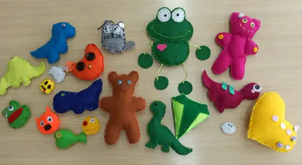 Proste wykroje maskotek z filcu: dinozaury, żaba, miś, kotek i inne.