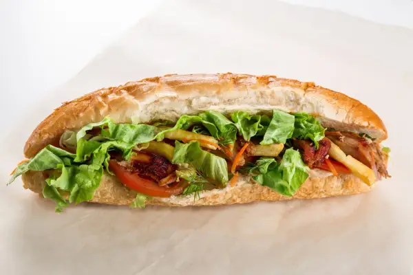 Apetyczny kebab w bułce z sałatą, pomidorem i frytkami. Idealny, by sprawdzić, czy mozna wziac kanapki do bagazu podrecznego.