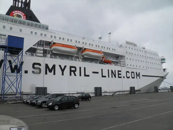 Ogromny prom Smyril Line "Norröna" czeka na pasażerów, by zabrać ich w podróż na Islandię.