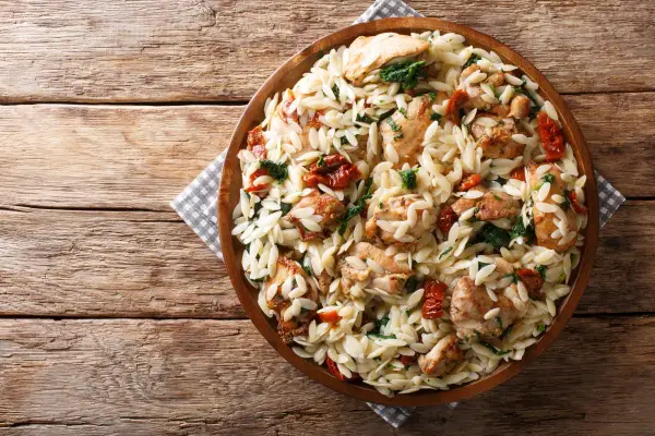 Makaron orzo - Jak gotować i do czego pasuje najlepiej?