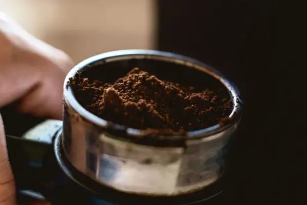 Zmielona kawa w portafiltrze. Zastanawiasz się, czy można pić przeterminowaną kawę?