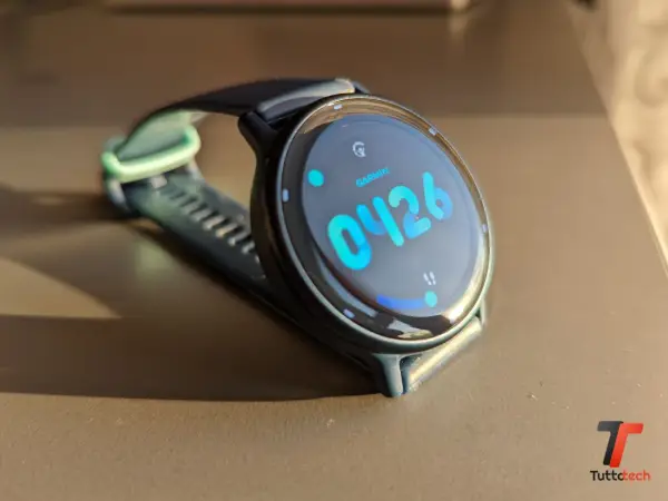 Un Garmin, cos'è uno smartwatch, mostra l'ora 04:26 su uno schermo luminoso.