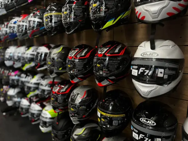 Najlepsze kaski motocyklowe do 1500 PLN – wybierz bezpiecznie i tanio